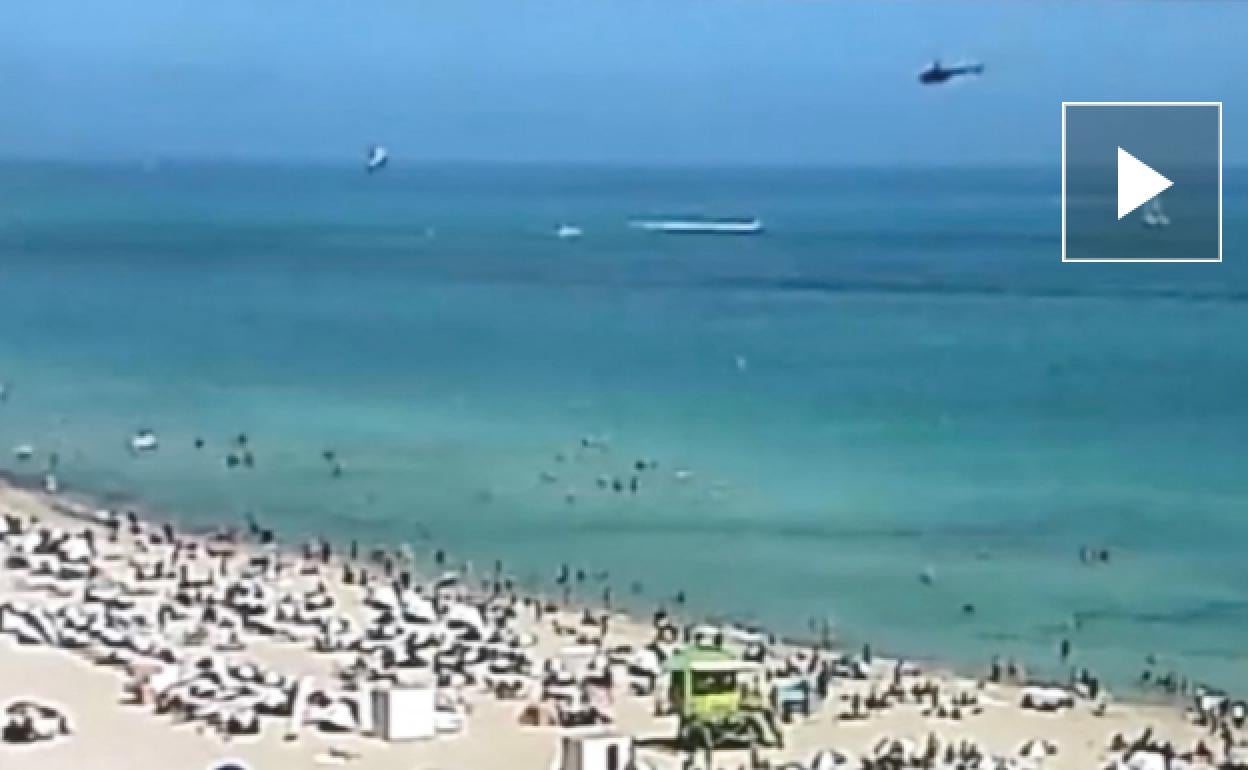El helicóptero justo antes de caer en Miami Beach.