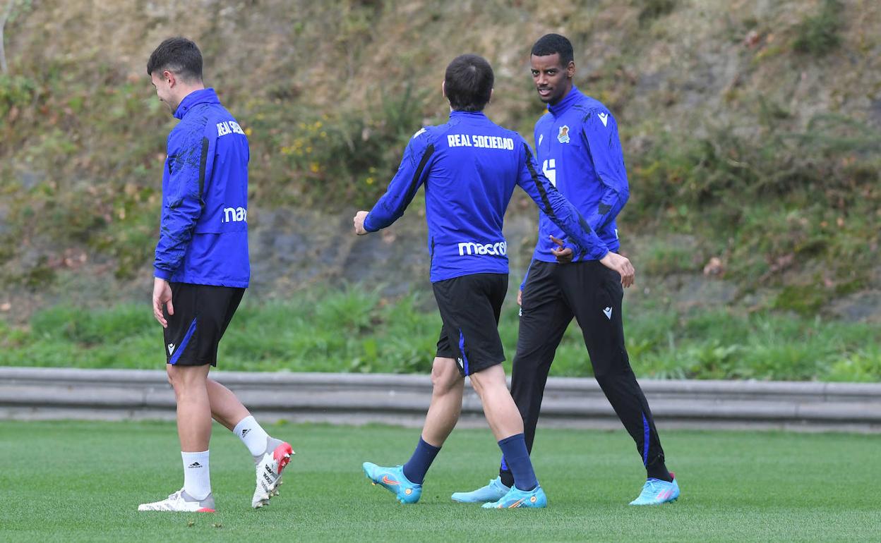 Alex Isak conversa con Oyarzabal en el entrenamiento del sábado en Zubieta.