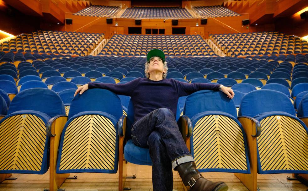 Mikel Erentxun posa esta semana para DV en un Kursaal vacío. El reto es llenarlo. «Impresiona este espacio», dice el músico mientras lo recorre.