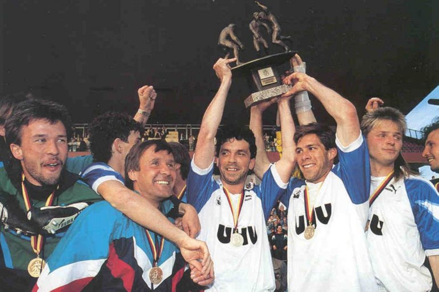 Los jugadores del Hansa Rostock celebran el título de la Oberligade 1991, con la RDA ya desaparecida.