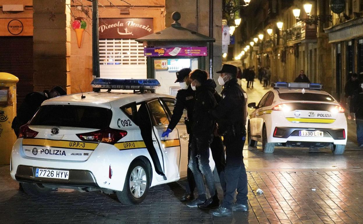 Agentes de la Guardia Municipal de San Sebastián detienen a un hombre en la confluencia del Boulevard con la calle San Jerónimo. 