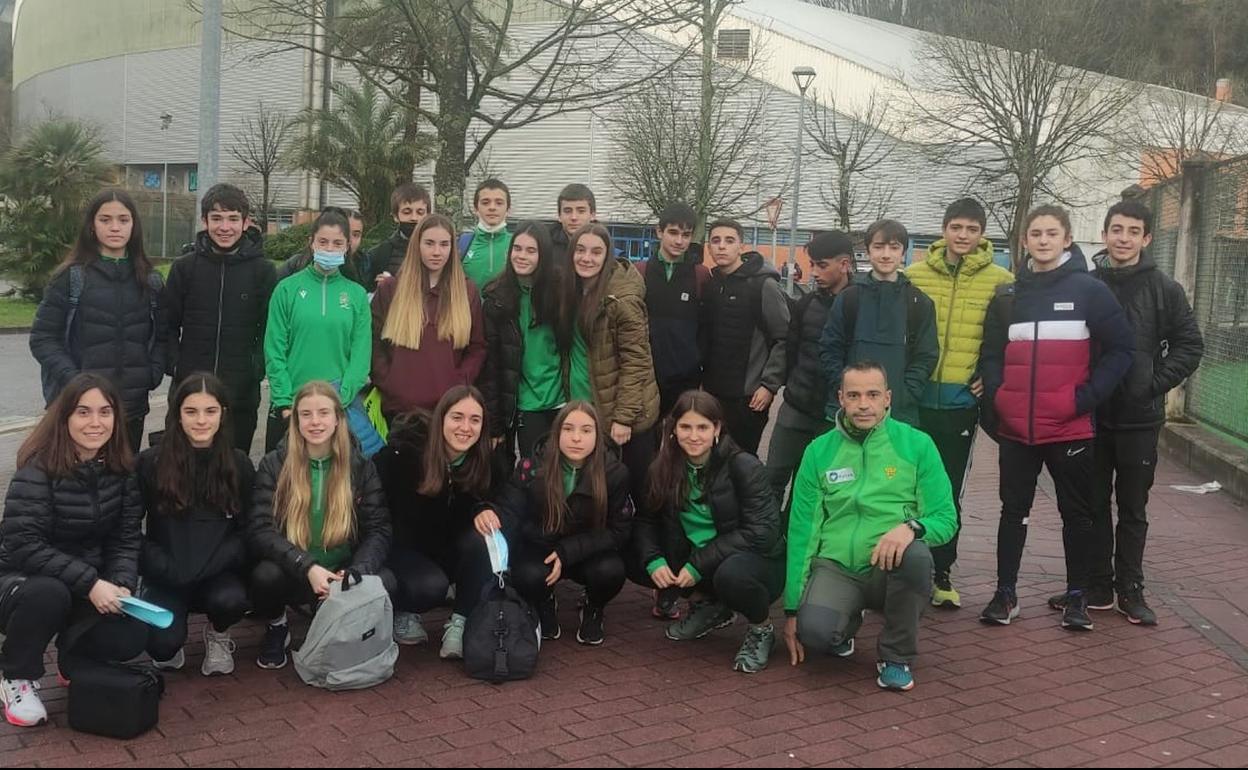Atletas del Arrasate Kanpanzar Atletiko Taldea el sábado en el exterior del Velódromo de Anoeta. 