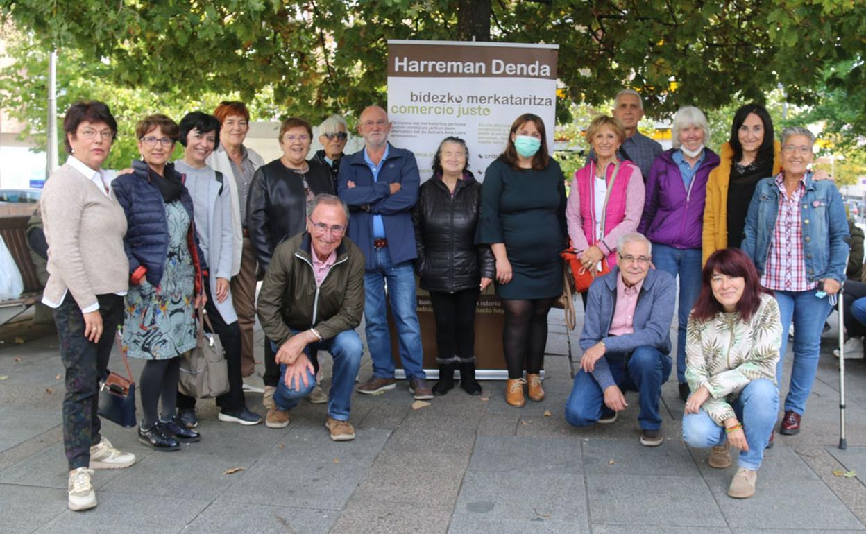 Harreman dendako zenbait boluntariorekin ateratako argazkia. 