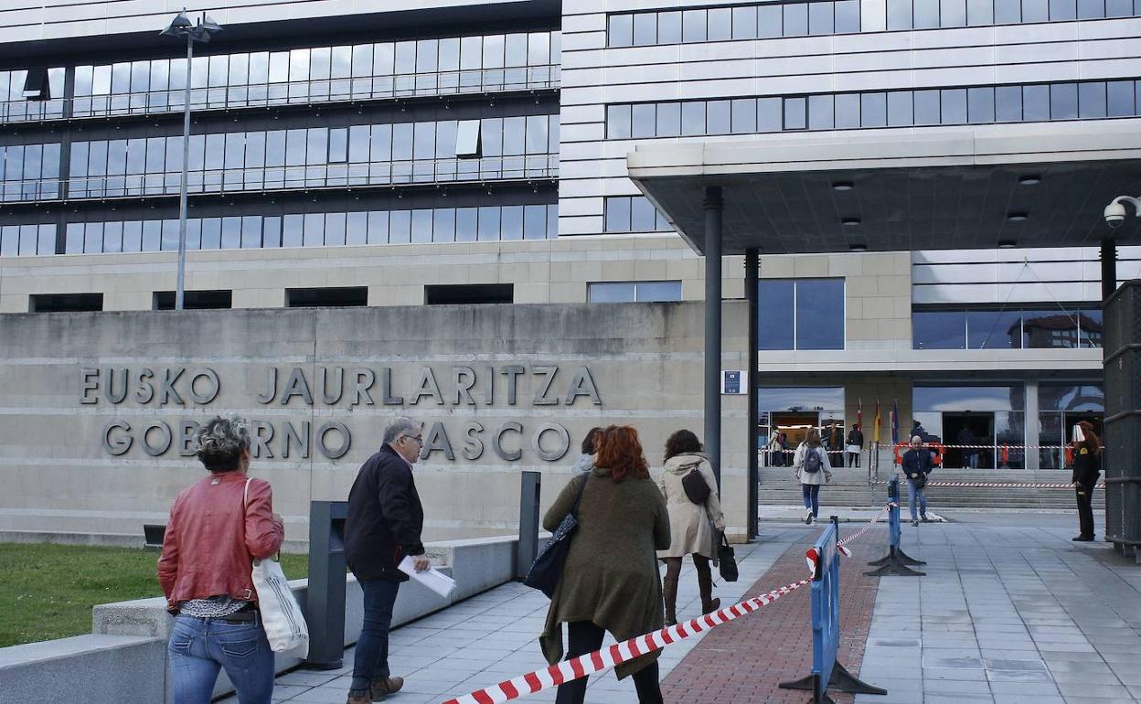 Personal administrativo del Gobierno Vasco.