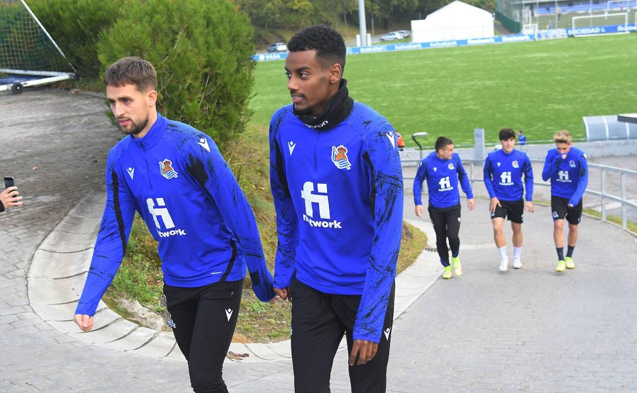 Adnan Januzaj y Alexander Isak llegan a un entrenamiento al campo Z2 de Zubieta.
