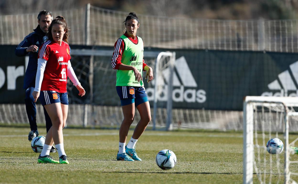 Nerea Eizagirre y Leila Ouahabi, durante un entrenamiento con la selección.