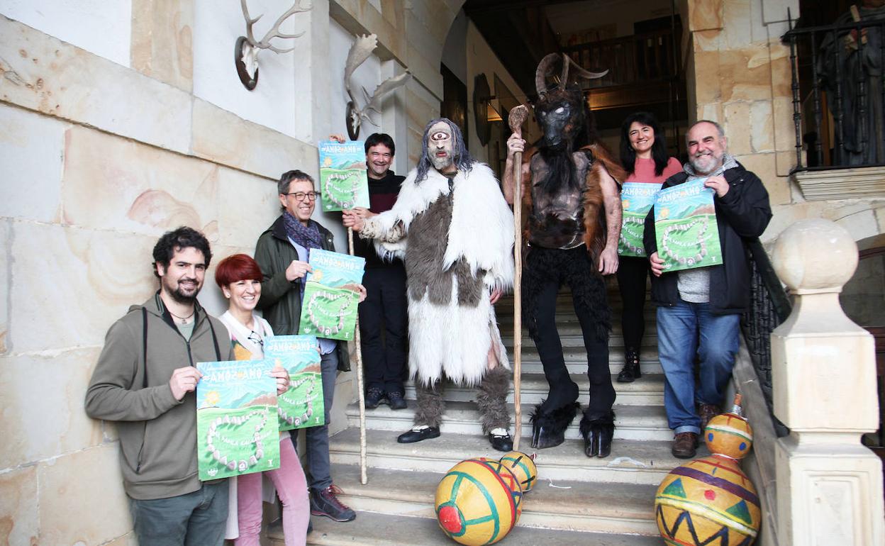 Organizadores del festival junto a los personajes mitológicos Torto (Tartalo) y Akerbeltz en la presentación. 