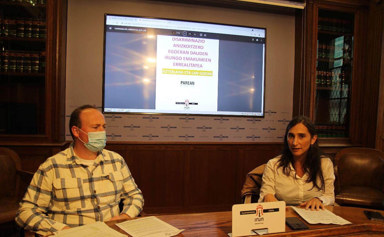 Koldo Zabala y Miren Echeveste presentaron en octubre el estudio de discriminación múltiple que se tendrá en cuenta en el nuevo Plan de Igualdad. 