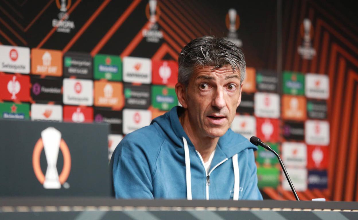 El técnico de la Real Sociedad, Imanol Alguacil, durante la comparecencia ayer por la tarde ante los medios en la previa del partido de Europa League. 