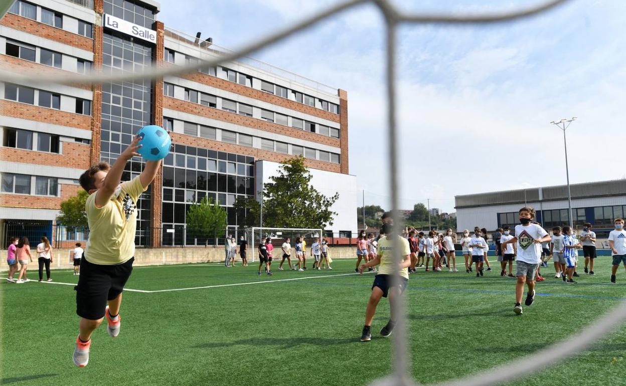 Alumnos de La Salle de Loiola juegan durante un recreo. 