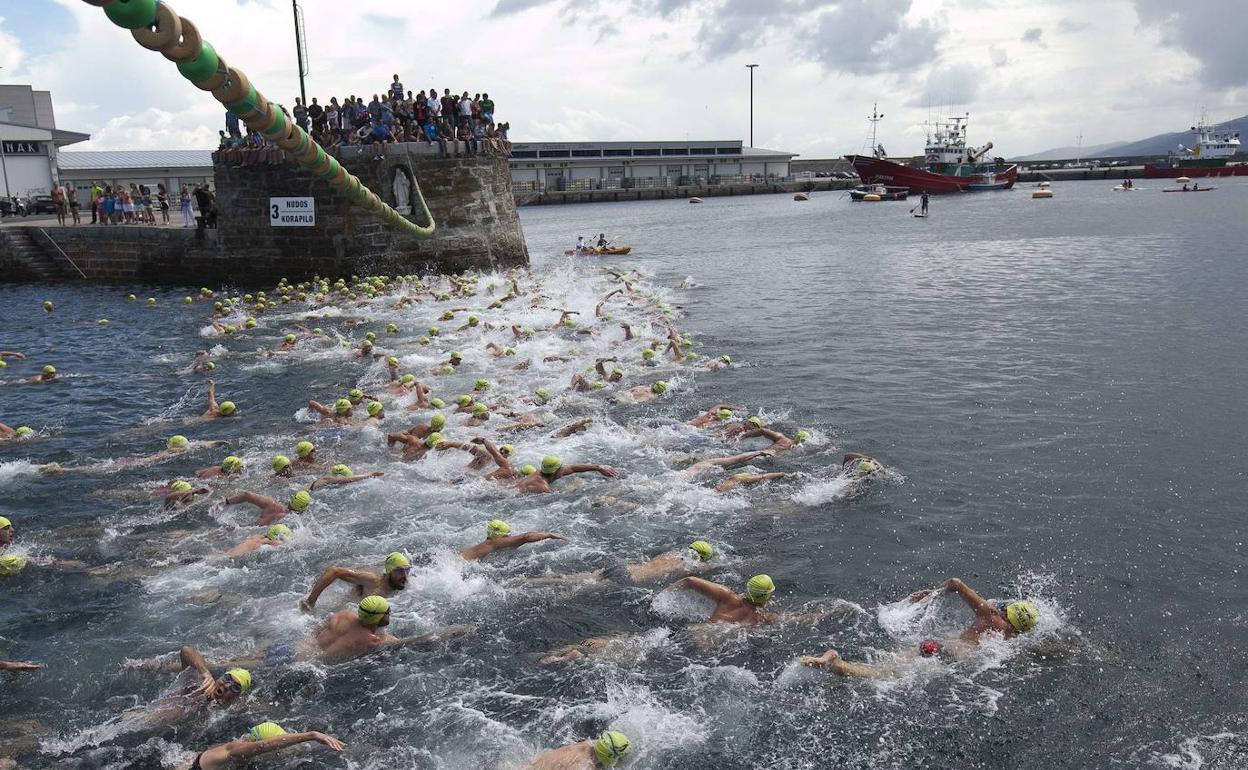 Salida de la travesía desde el puerto de Getaria en 2014. 