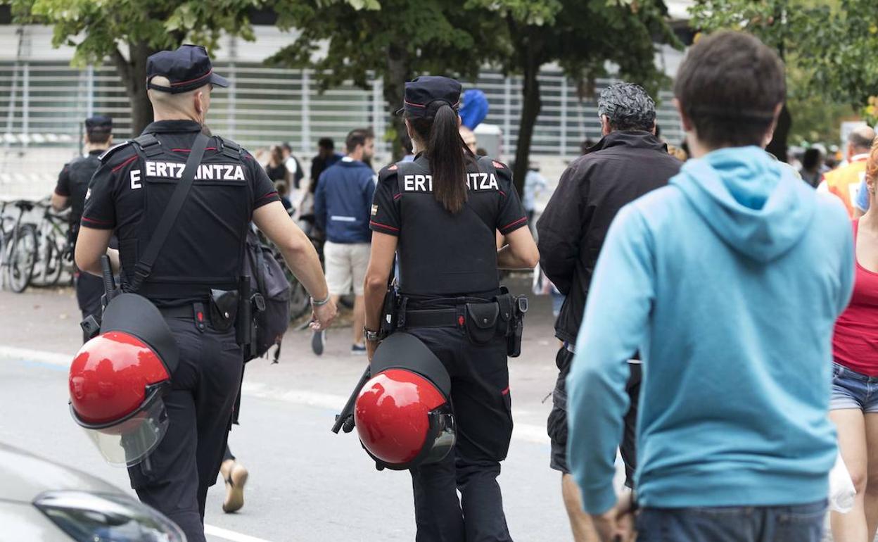 Dos agentes de la Ertzaintza, en labores de seguridad en un partido de fútbol. 