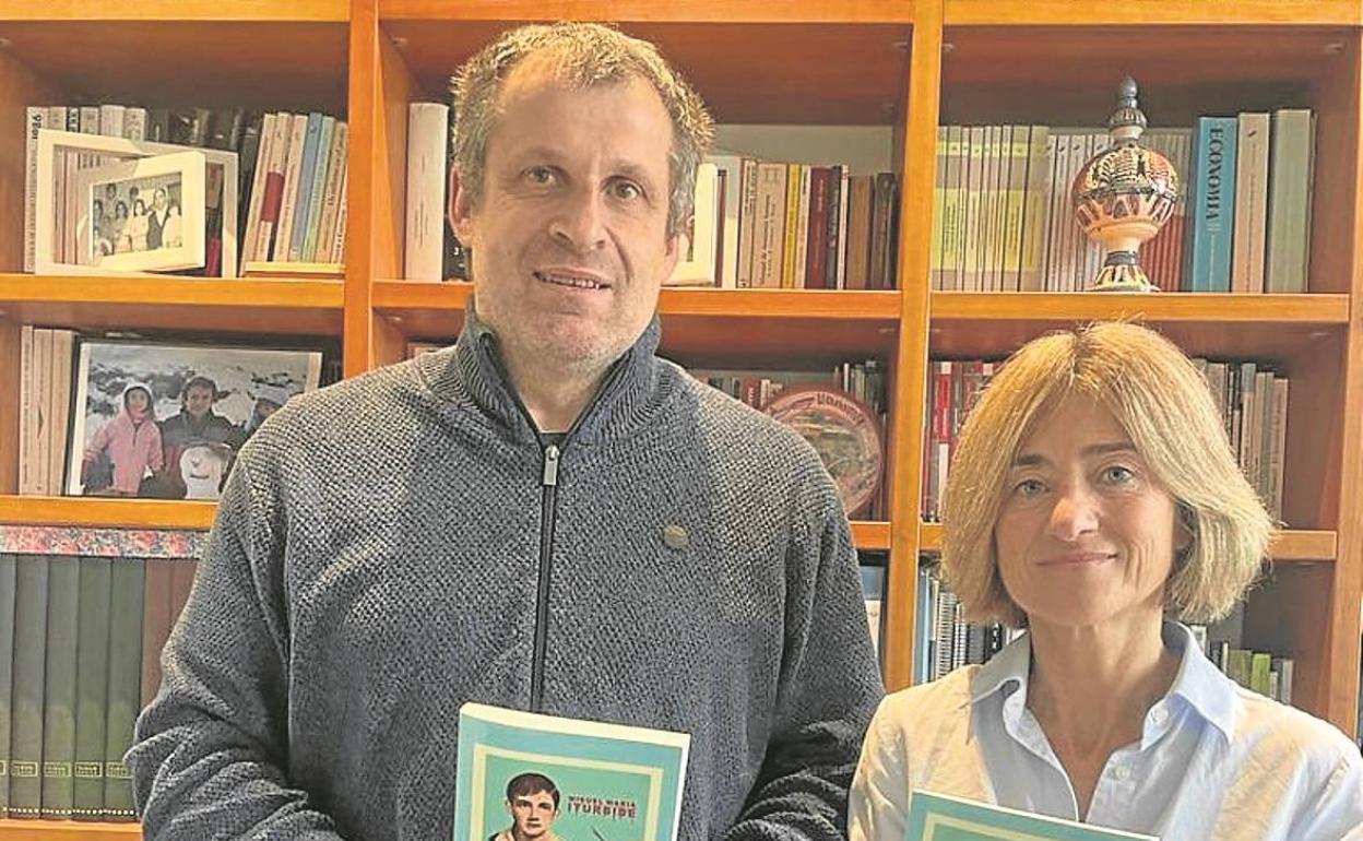 Xabier Susperregi, autor del libro, y Pili Zabala posan con dos ejemplares.