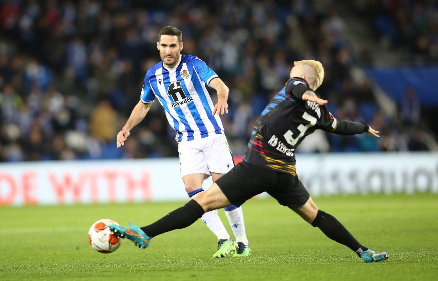 El gallego Angeliño corta un pase al espacio de Zaldua en el transcurso del partido de ayer en el Reale Arena. 