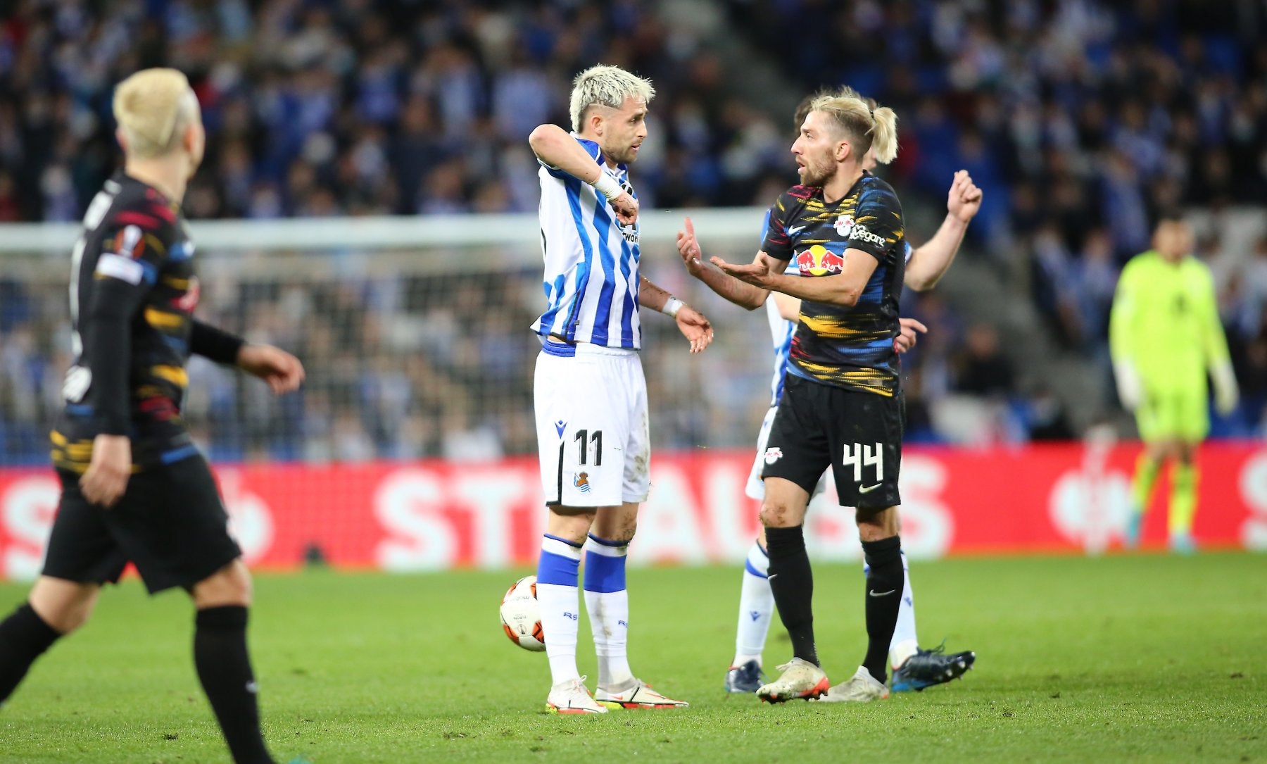Januzaj se queja ante Kampl. El belga se resintió de su lesión. 