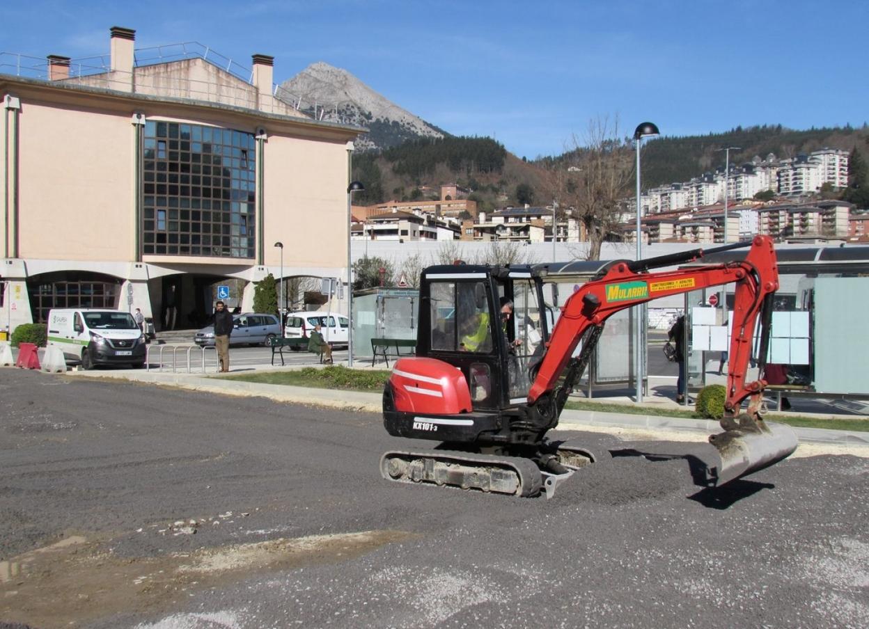 Un operario de la empresa lasartearra Mularri trabajaba ayer extendiendo la capa de arena y grava. 