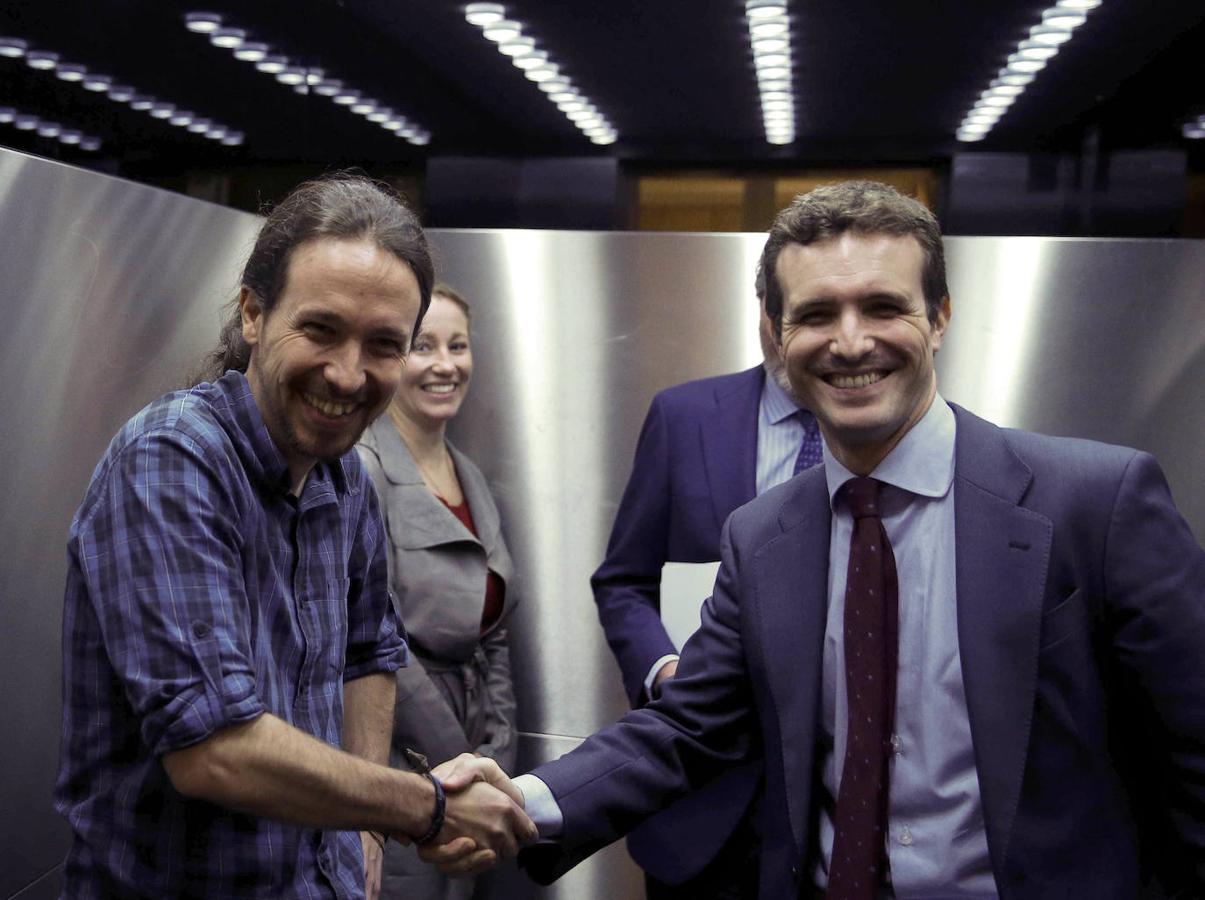 El líder de Podemos, Pablo Iglesias, saluda al vicesecretario de Comunicación del PP, Pablo Casado, tras un pleno en el Congreso de los Diputados.