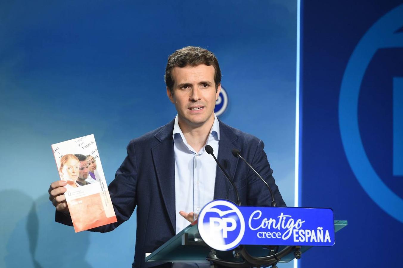 Pablo Casado, durante la rueda de prensa que ofreció en la sede del PP para presentar toda la documentación sobre su polémico máster en la Universidad Rey Juan Carlos.