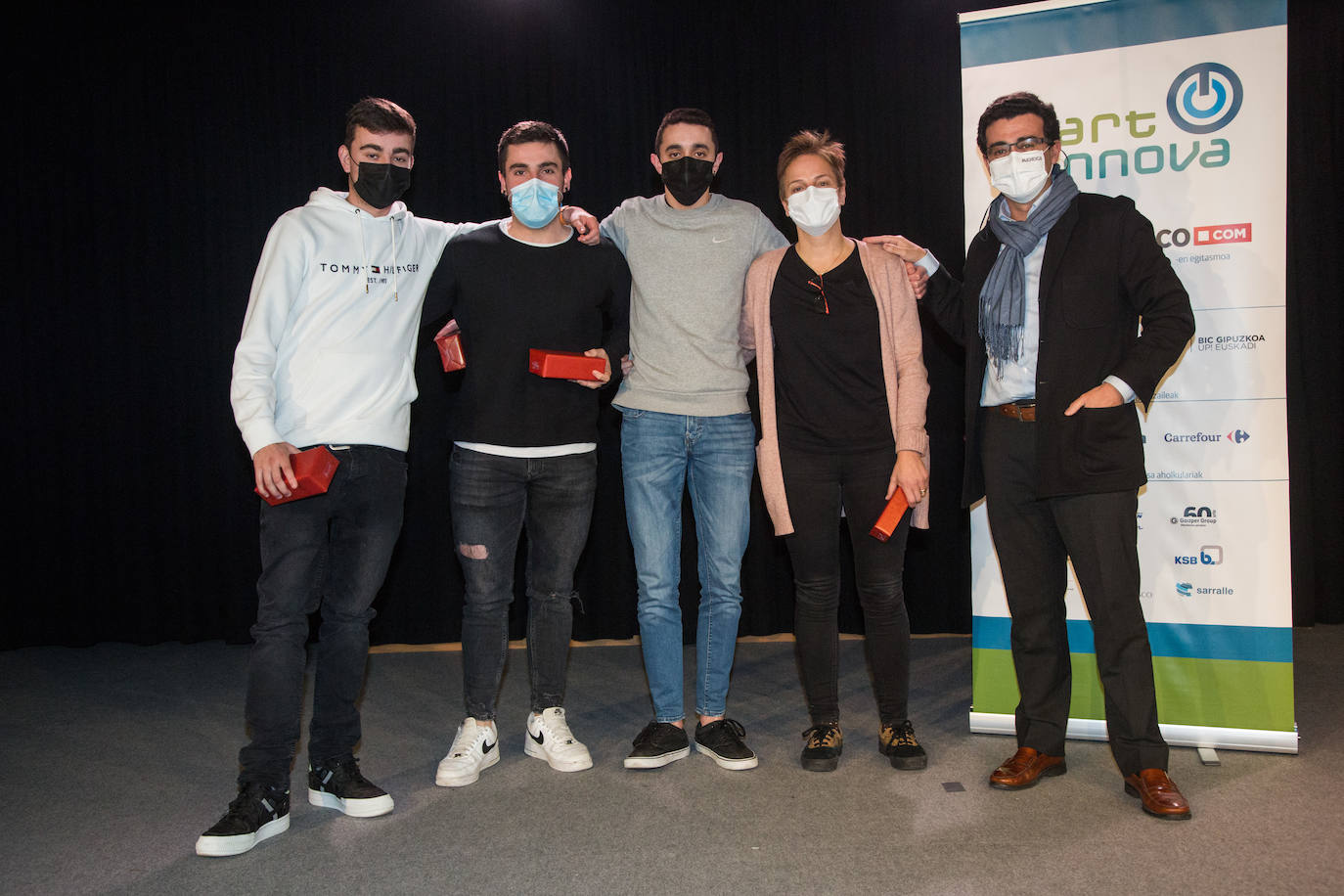 2º clasificado Categoría mayores 18 años: Croquettak de CPEIPS La Salle-Berrozpe HLBHIP (Andoain). Maider Lizarralde (profesora); Aimar Sánchez, Ander Elustondo y Ander Jiménez; y Paul Liceaga (adjunto al director general de Adegi)