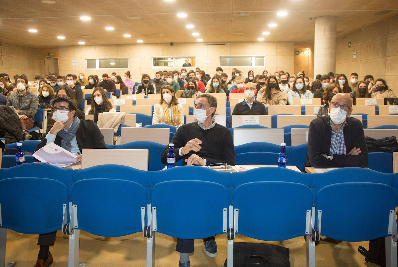 Los miembros del tribunal de la categoría 16-17 años, Paul Liceaga (adjunto al director general de Adegi), Miguel Angel Zubiaurre (profesor titular de la Facultad de Economía y Empresa de la UPV/EHU y miembro del comité evaluador de STARTinnova), Joseba Sagarna (director de proyectos en Bic Gipuzkoa) escuchan con atención la presentación de uno de los grupos finalistas