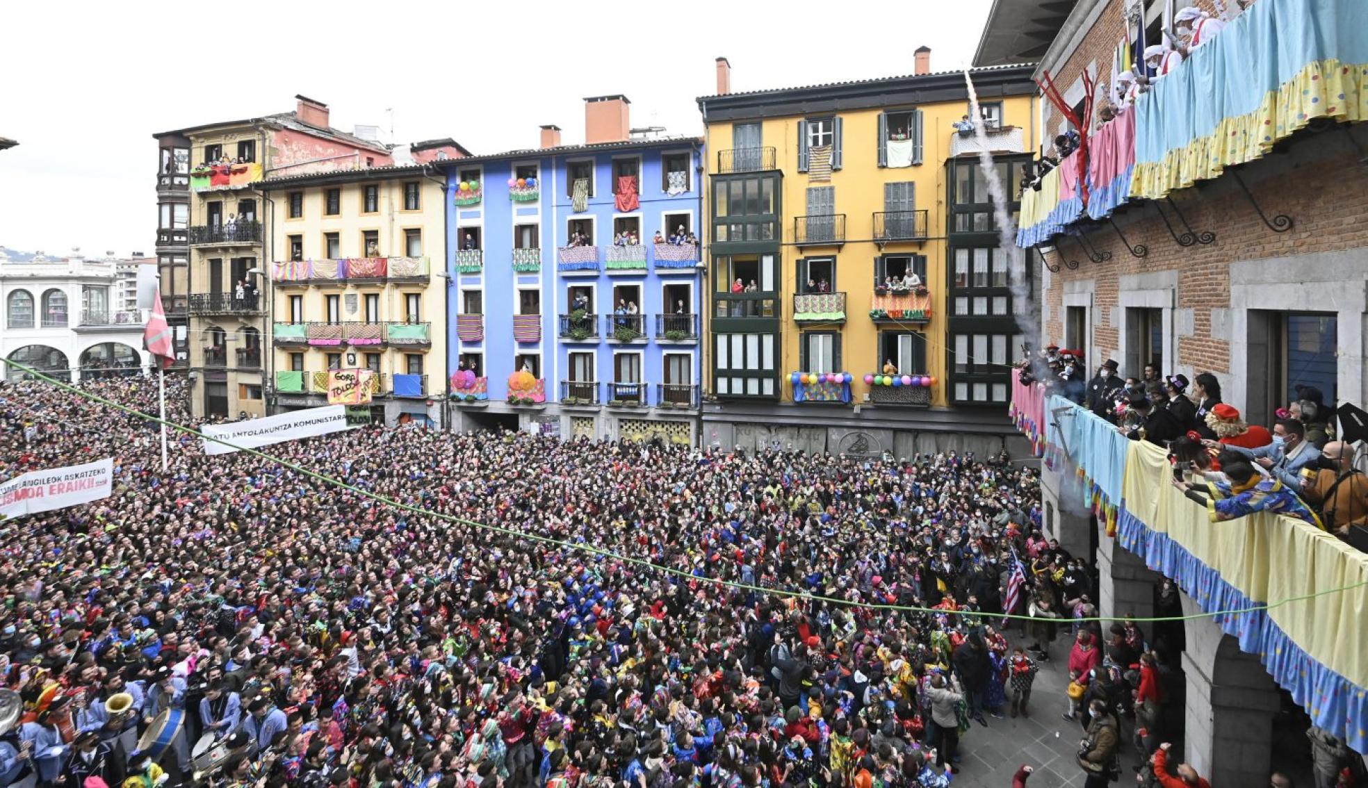 La Plaza Zaharra lució más colorida y llena quenunca en un Jueves Gordo que pasará, sin duda, a la historia. 