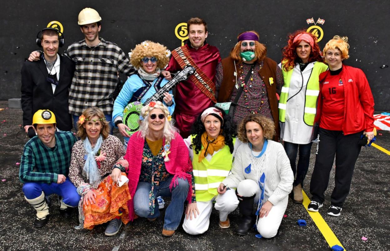 Zumadi eskolako irakasleak Inauteri jaialdian. 