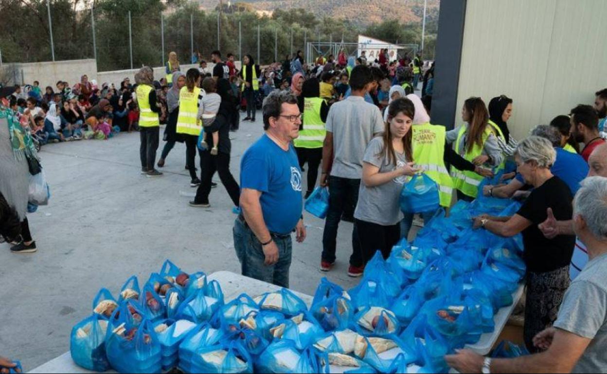 Los voluntarios de Zaporeak reparten comida a los refugiados.