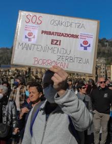 Imagen secundaria 2 - La manifestación a su paso por Alderdi Eder.