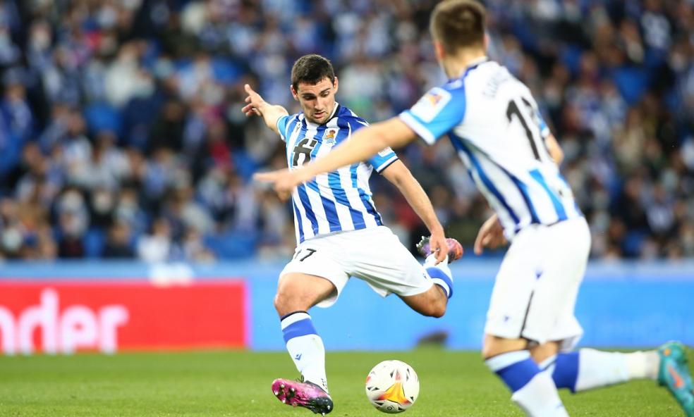 Ander Martín, titular por primera vez con la Real, chuta a portería desde la frontal del área con pierna izquierda, ayer en el Reale Arena. 