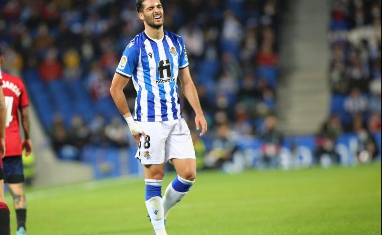 Merino se duele en el costado en una acción del encuentro ante Osasuna. 