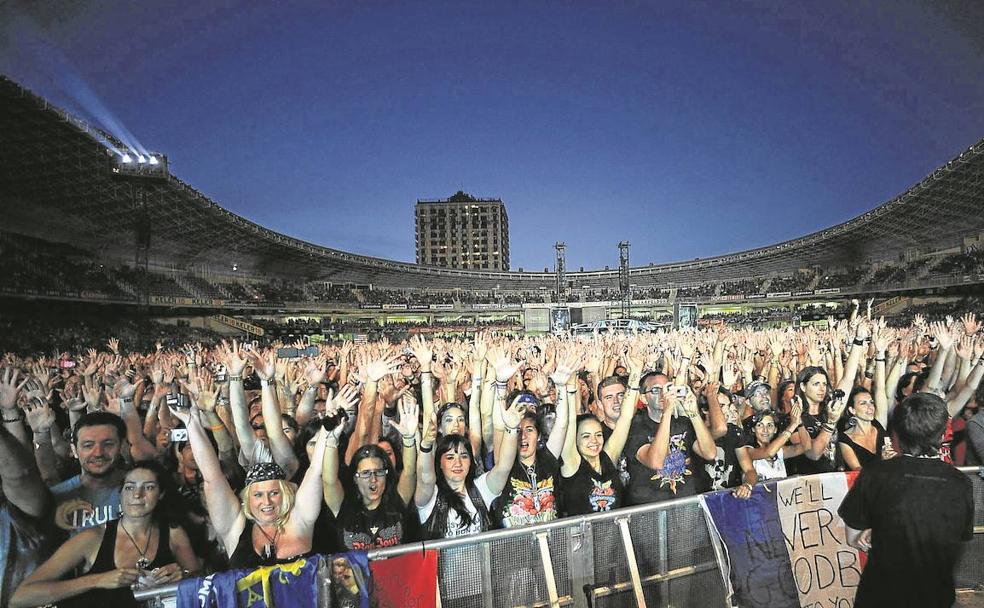 El público es el protagonista, como el que asistió al concierto de Bon Jovi en el estadio de Anoeta en 2011.