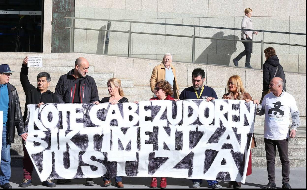 Concentración contra Kote Cabezudo en los juzgados de Donostia.