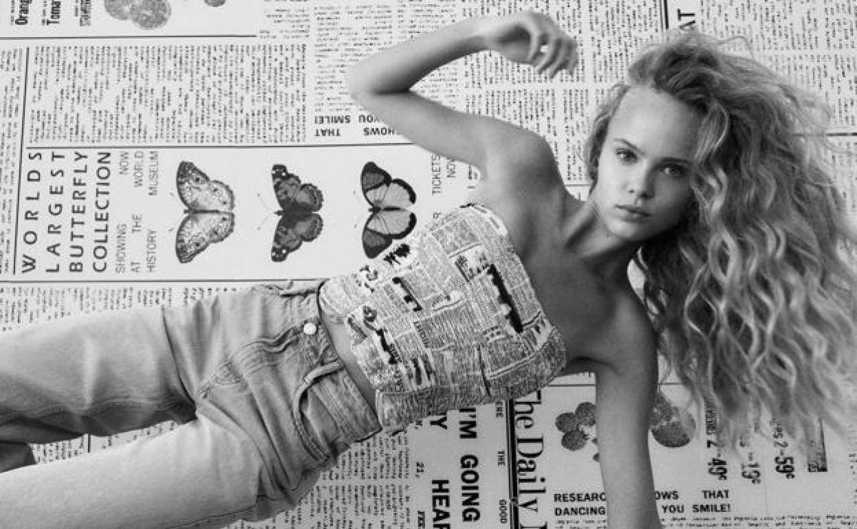 Ir vestida de periódico está de moda