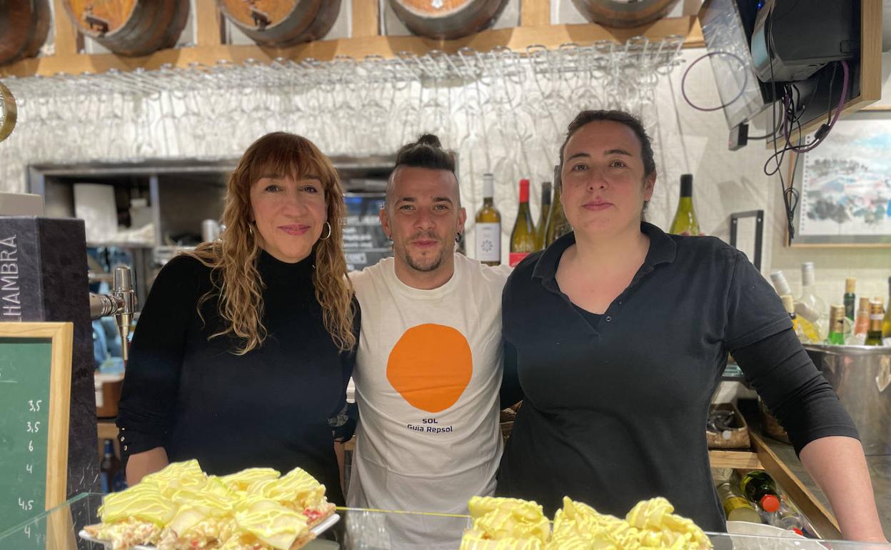 Nagore y Julene Martínez rodean al cocinero Carlos Maldonado. 