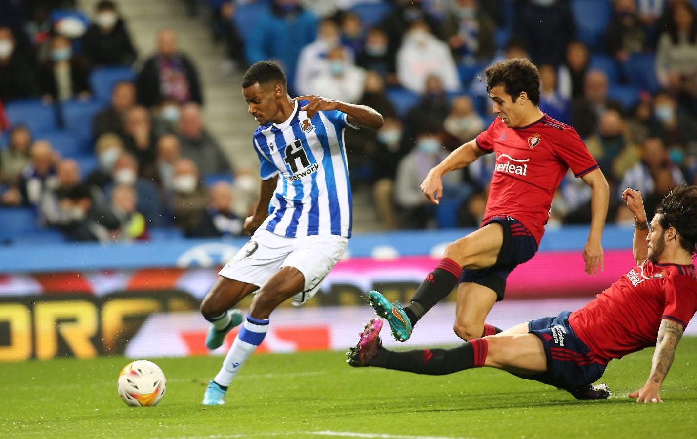 Una Real Sociedad con Pacheco, Djouahra, Martín y Sola se lleva una gran victoria gracias al gol de Aritz en un córner. 