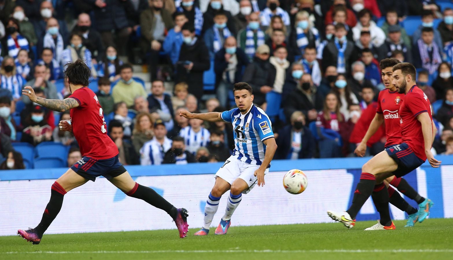 Una Real Sociedad con Pacheco, Djouahra, Martín y Sola se lleva una gran victoria gracias al gol de Aritz en un córner. 
