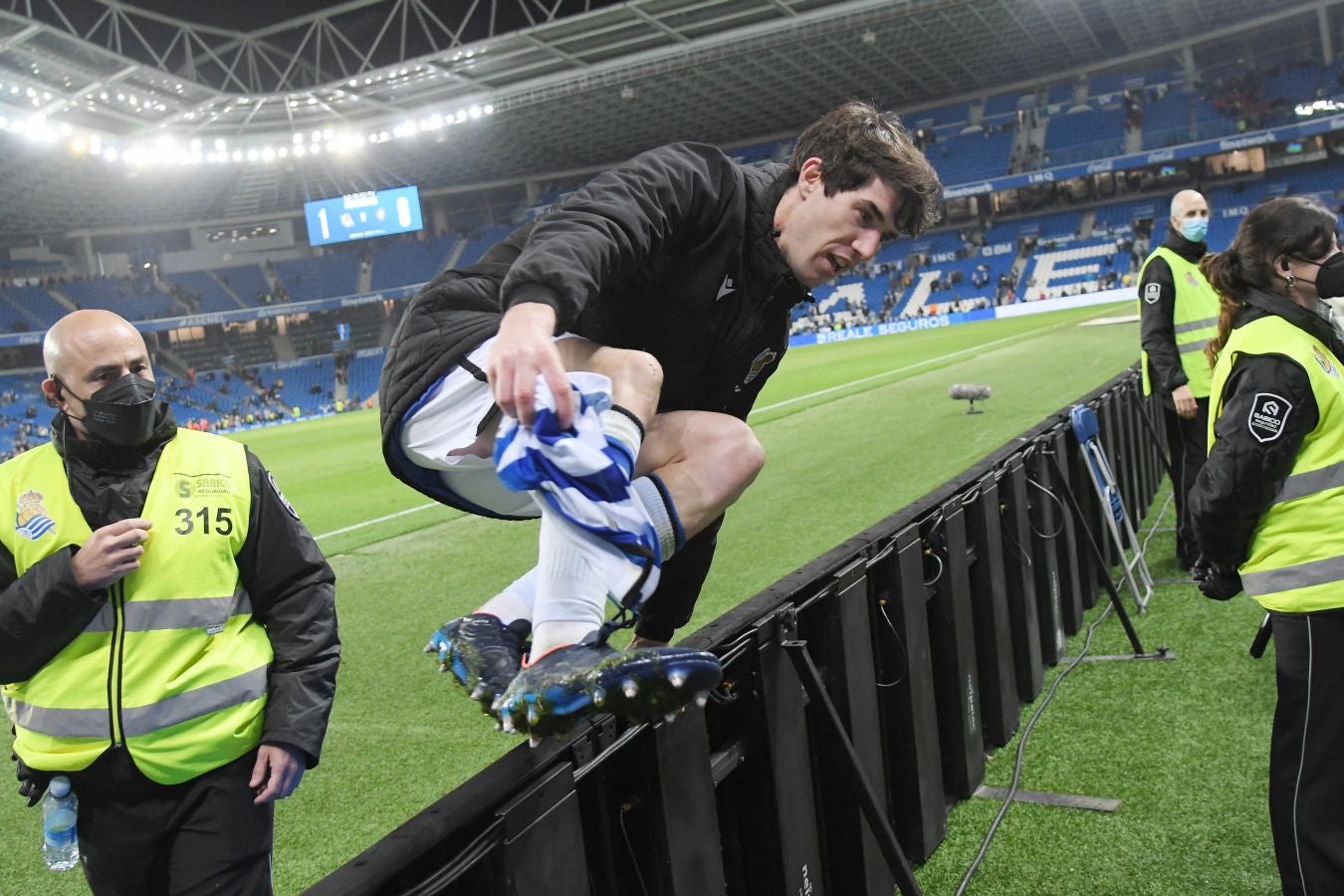 Una Real Sociedad con Pacheco, Djouahra, Martín y Sola se lleva una gran victoria gracias al gol de Aritz en un córner. 