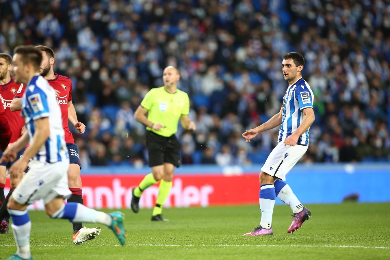 Una Real Sociedad con Pacheco, Djouahra, Martín y Sola se lleva una gran victoria gracias al gol de Aritz en un córner. 