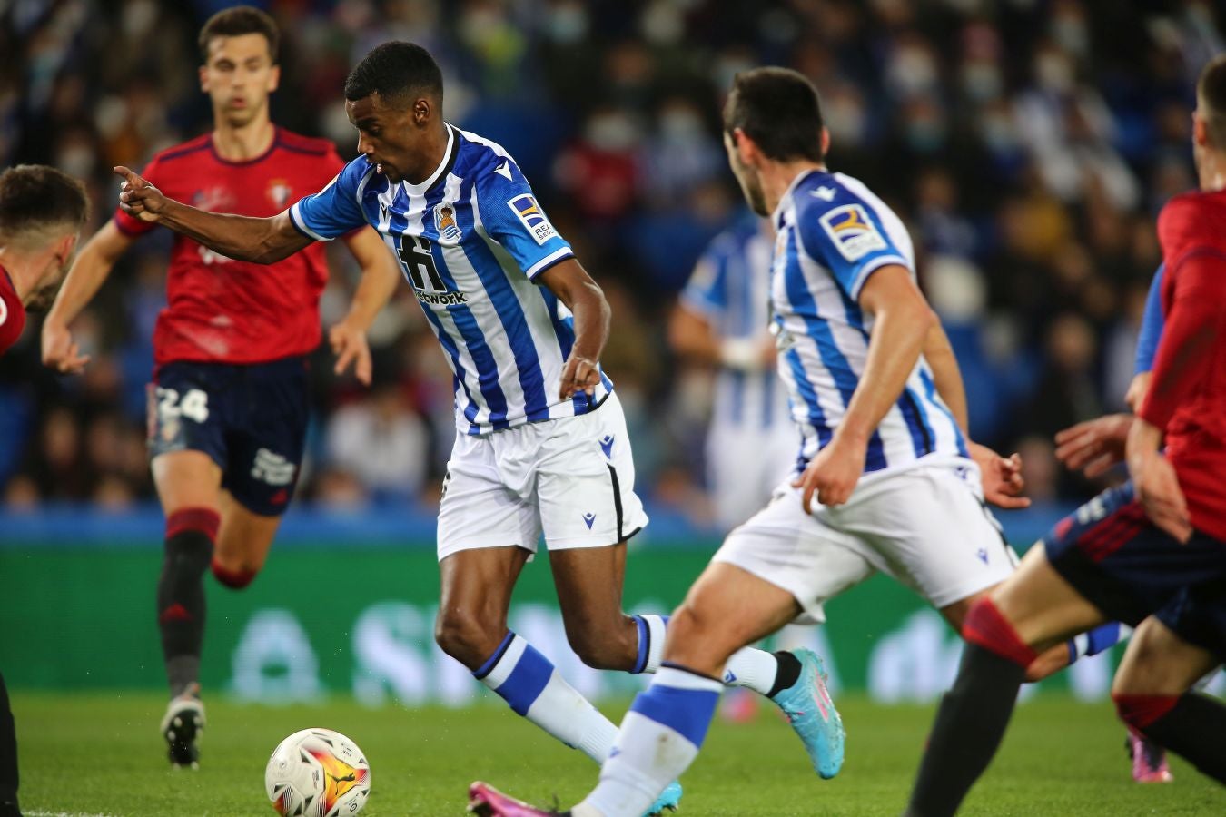 Una Real Sociedad con Pacheco, Djouahra, Martín y Sola se lleva una gran victoria gracias al gol de Aritz en un córner. 