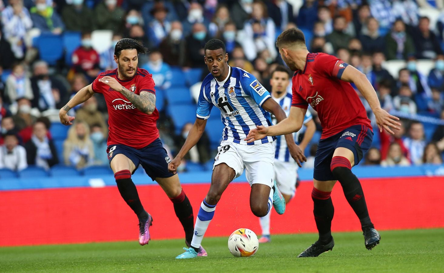 Una Real Sociedad con Pacheco, Djouahra, Martín y Sola se lleva una gran victoria gracias al gol de Aritz en un córner. 