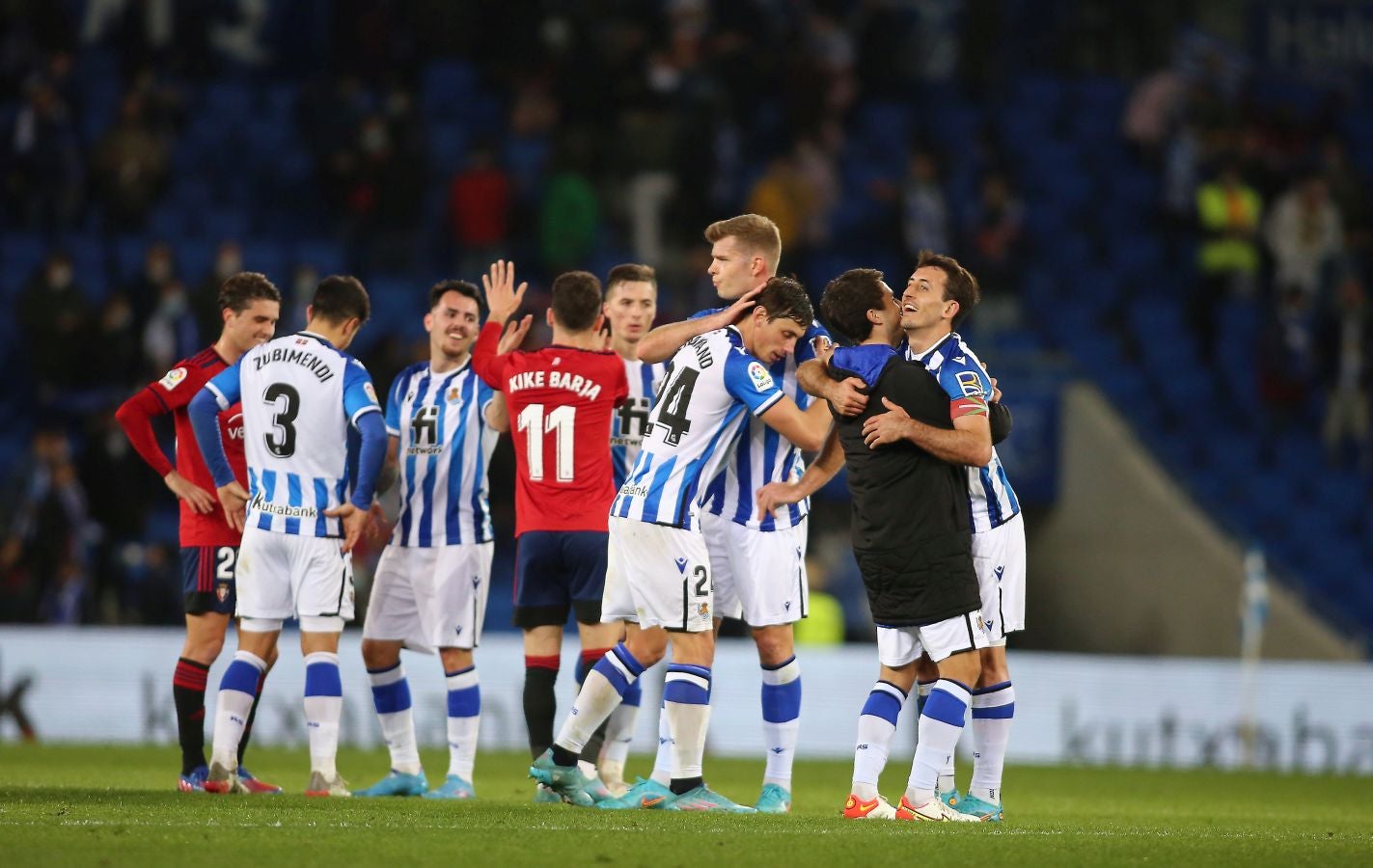 Una Real Sociedad con Pacheco, Djouahra, Martín y Sola se lleva una gran victoria gracias al gol de Aritz en un córner. 