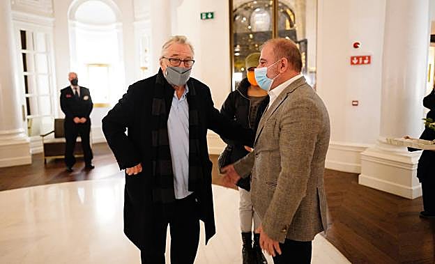 Benjamín Lana, director general de Vocento Gastronomía, da la bienvenida al actor.