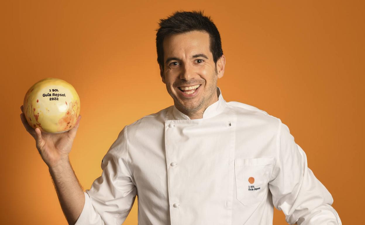 Iñigo Peña, del restaurante Narru de San Sebastián, con su nuevo sol de la Guía Repsol. 