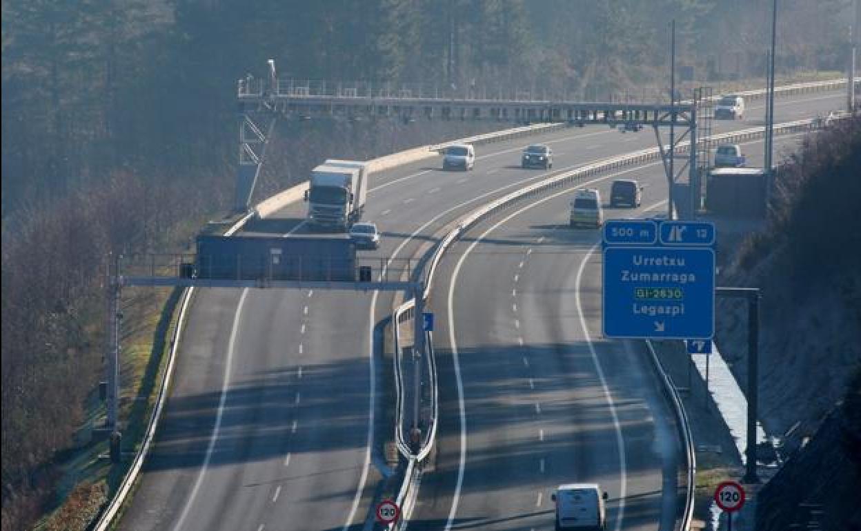 Vehículos circulando por la A-636 a la altura de uno de los pórticos que leen las matrículas y proceden al cobro del peaje.