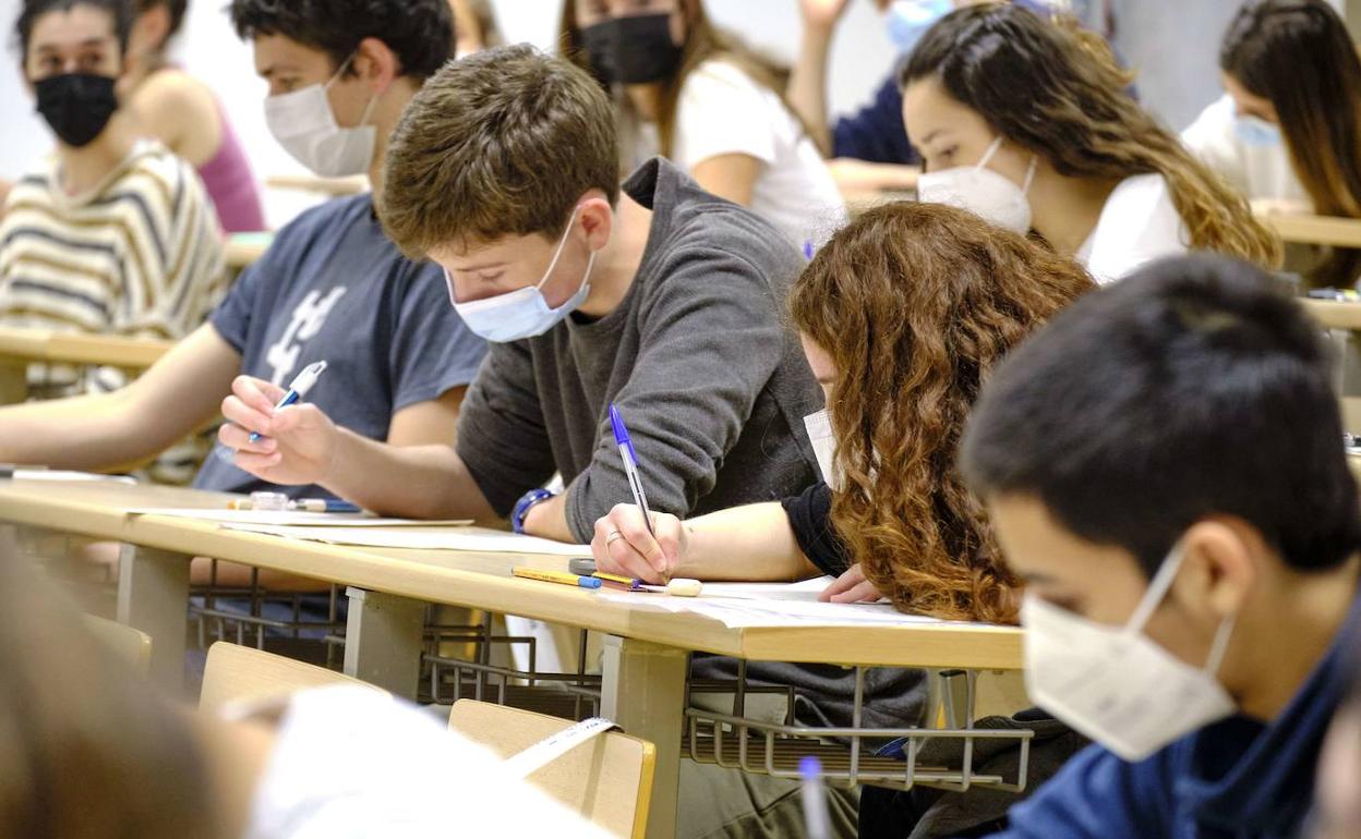 Estudiantes haciendo la prueba EAU el año pasado. 