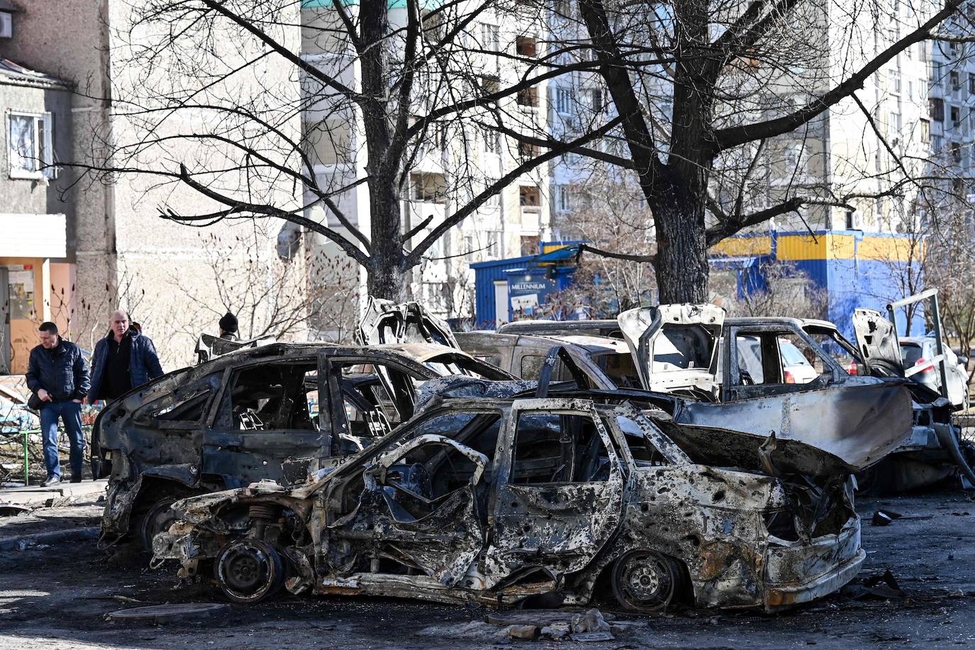 Unos vehículos han quedado destrozados tras un bombardeo por parte del ejército ruso