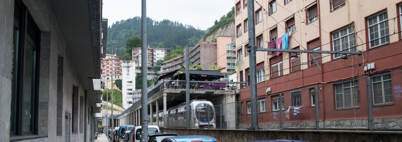 Equipos para medir el ruido por el paso del tren se están instalando a lo largo de cinco puntos, entre Ardantza y Torrekua. 