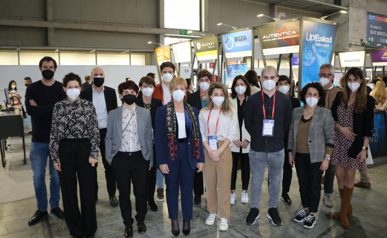 Tapia, ayer en el MWC de Barcelona, con representantes de Gipuzkoa