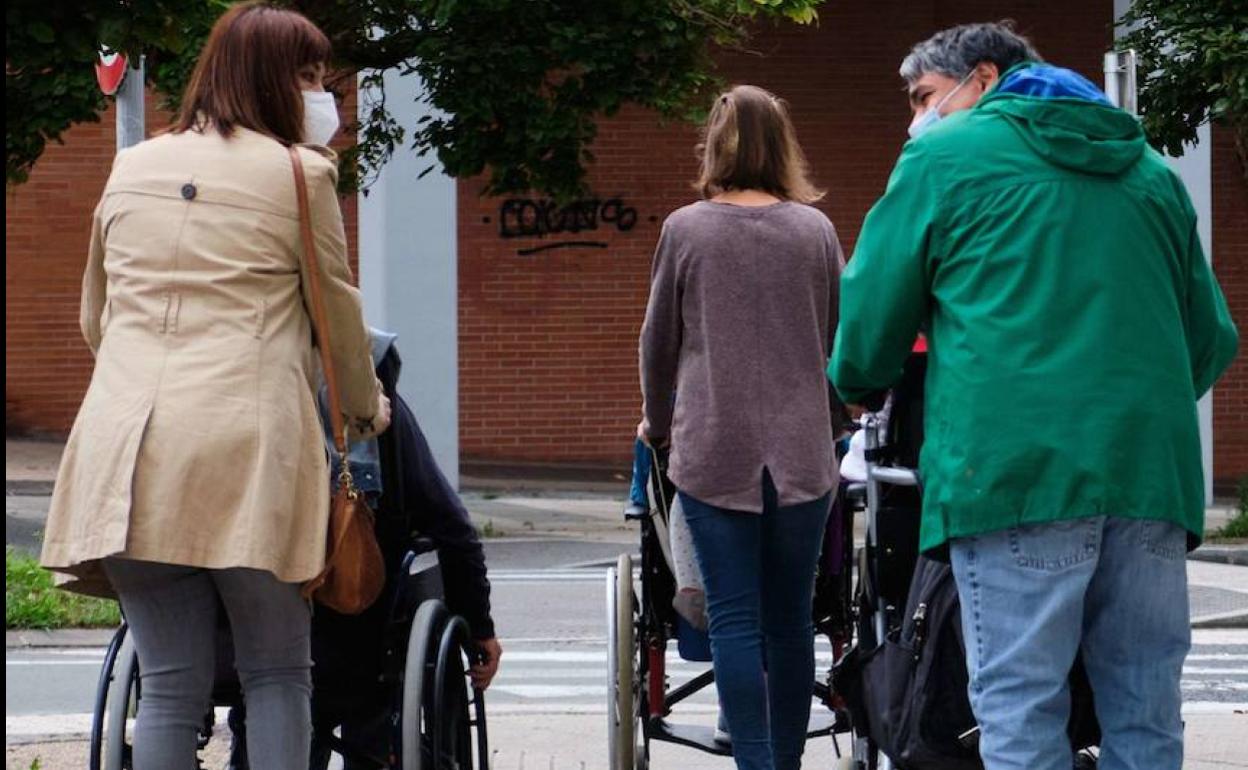 Usuarios de residencia, de paseo con sus familiares. 