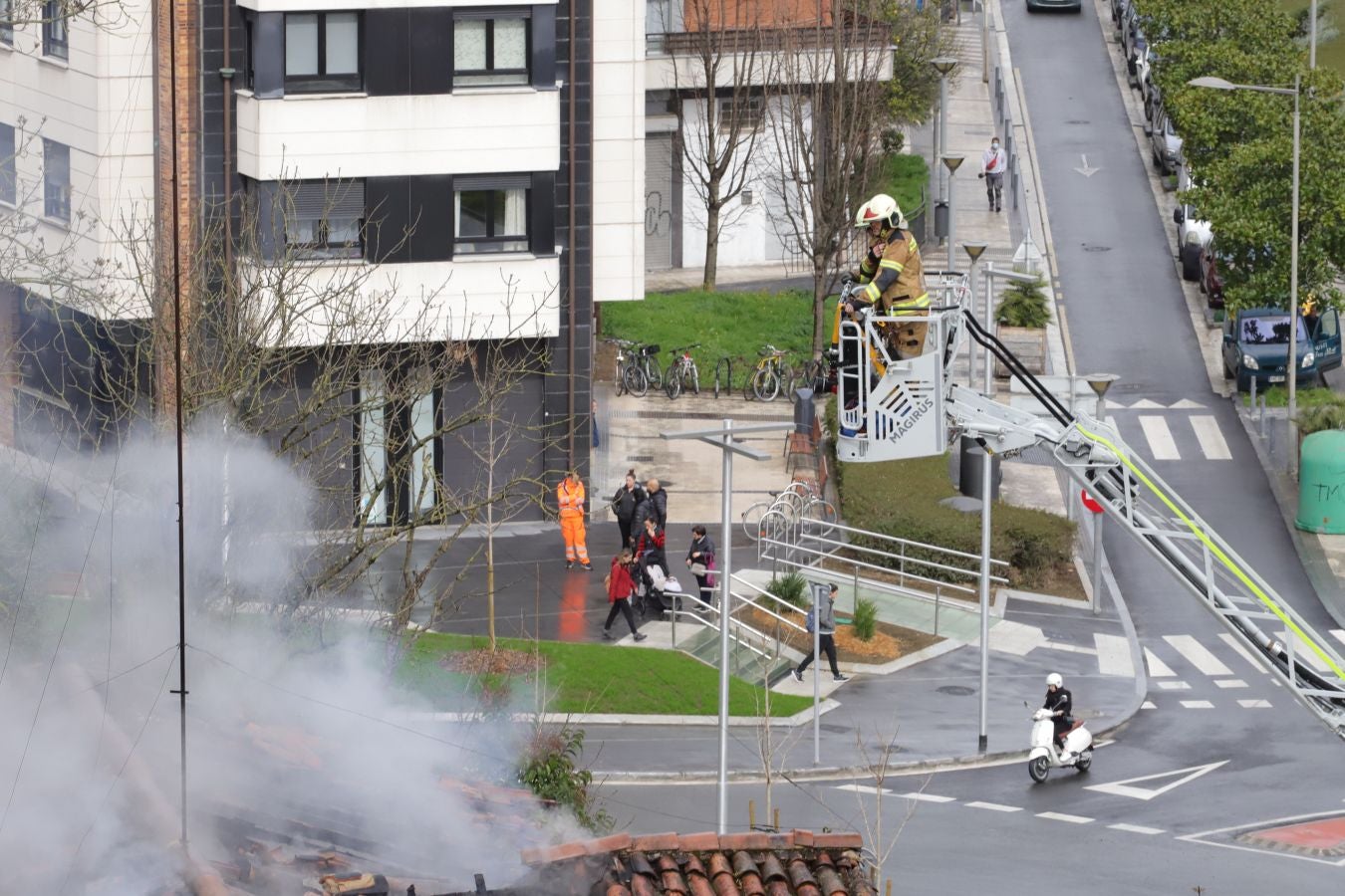 Fotos: Sofocan un incendio declarado en una casa de Loiola